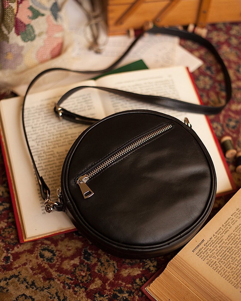 Natürliche runde Ledertasche, Kreisgeldbörse, kleine Umhängetasche für Frauen