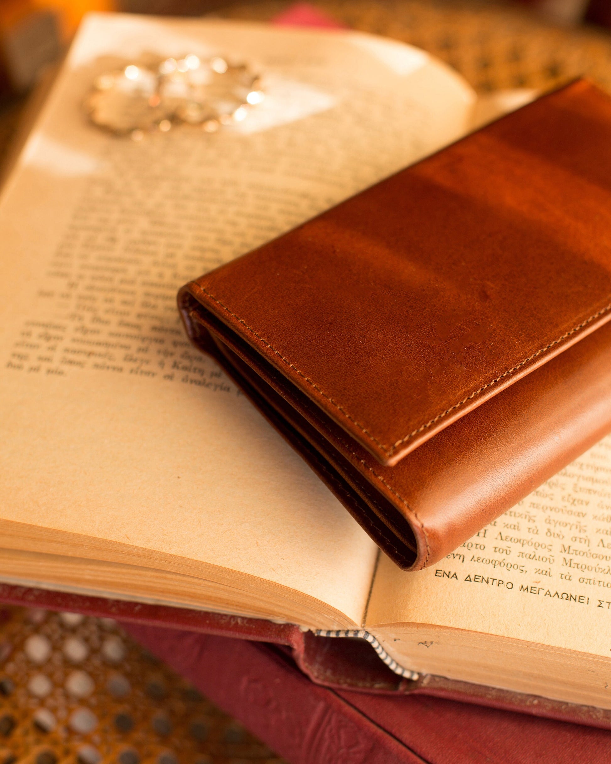 Small woman wallet, minimalist wallet, leather wallet, travel wallet, credit card wallet, trifold wallet, slim wallet